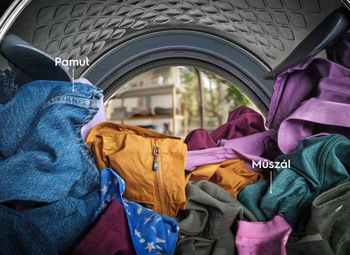 Egy motoros egy autó felett ugrik, miközben a rendőrök éjszakai jelenetben céloznak.