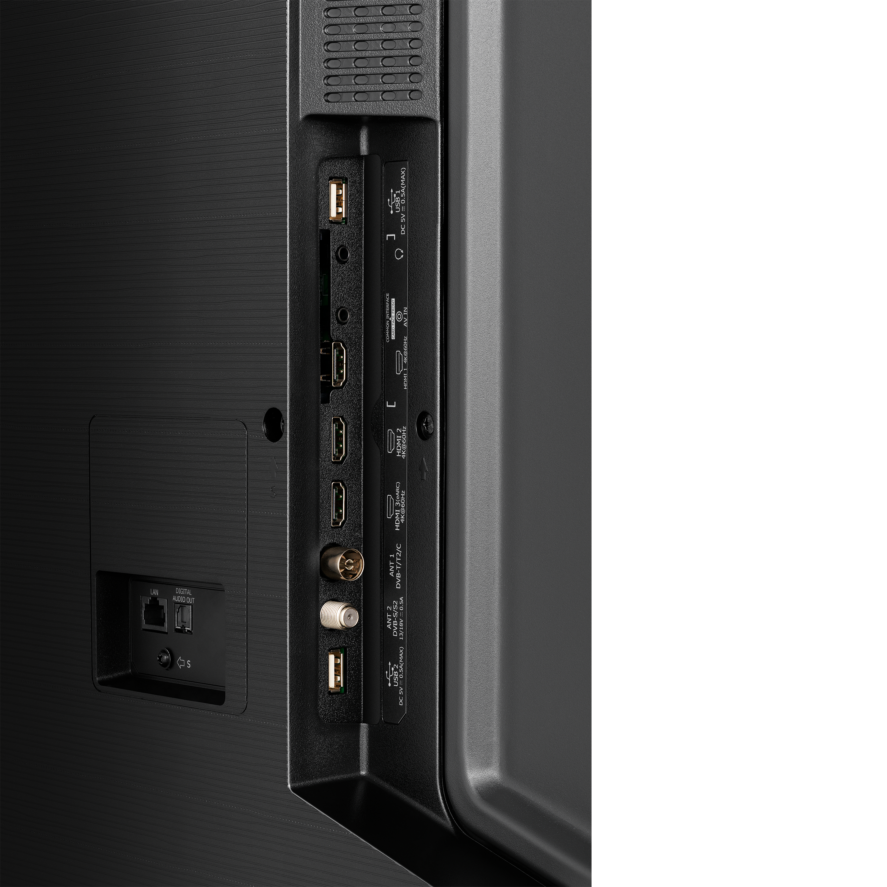 Nahaufnahme eines Fernsehers mit verschiedenen Anschlüssen: USB, HDMI und andere. Meist schwarz.