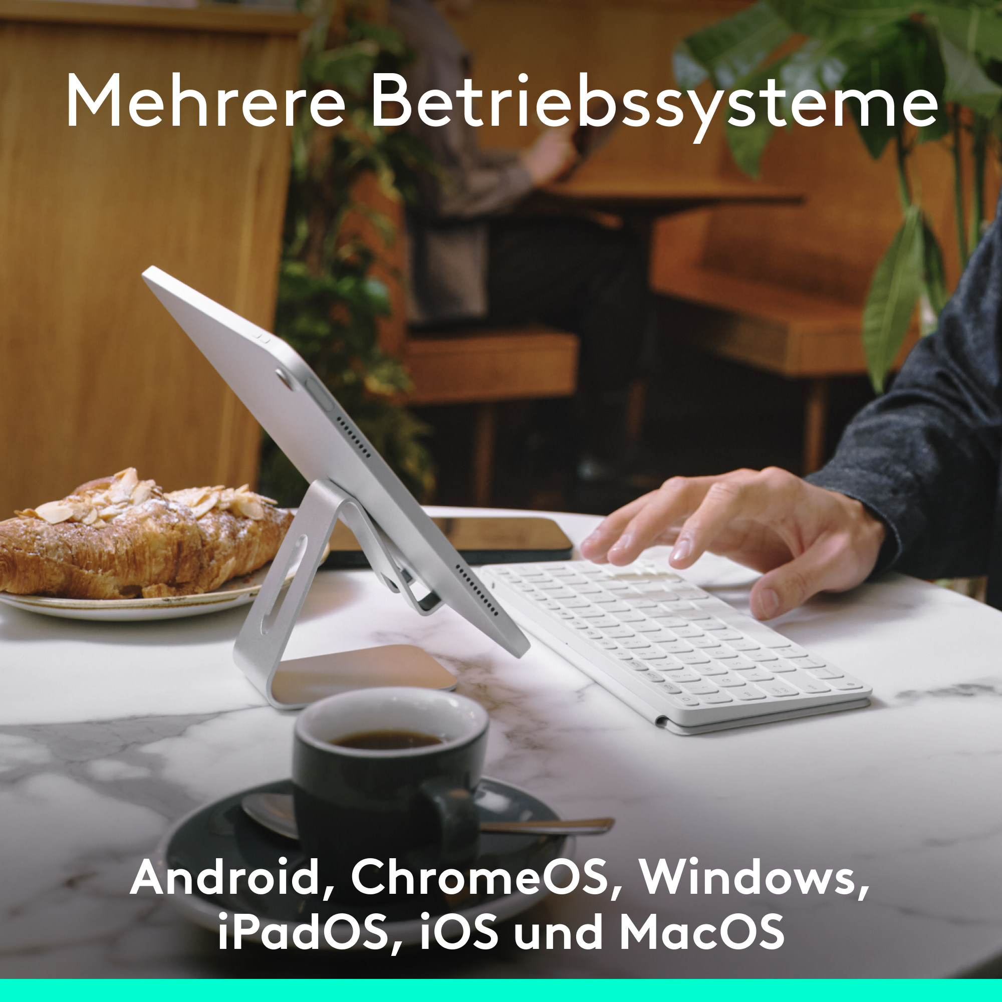 Ein Tablet, das mit einer Tastatur und einer Kaffeetasse auf einem Holztisch aufgestellt ist.
