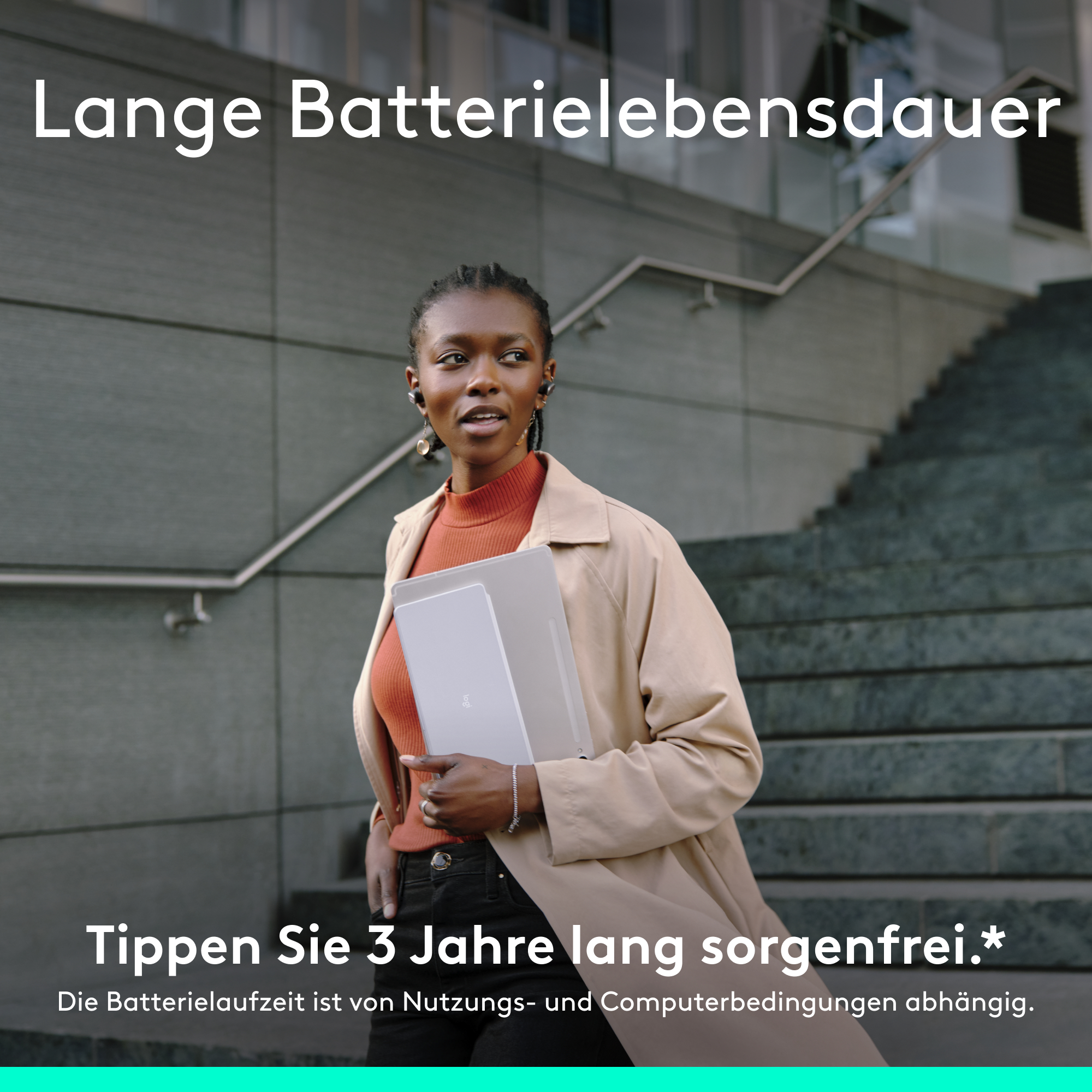 Eine Frau in einem beigen Mantel hält einen Laptop und geht draußen. Text auf Deutsch.