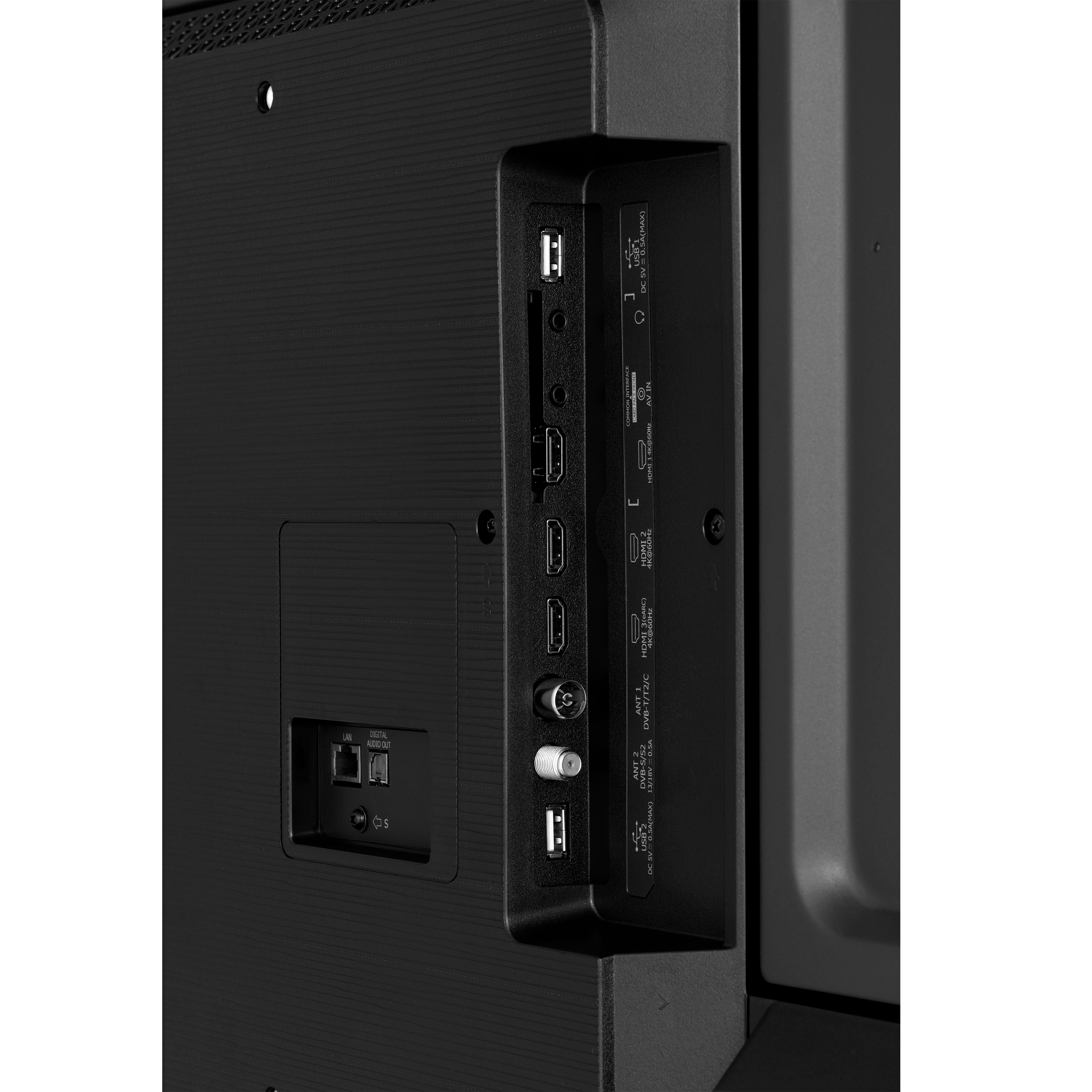 Nahaufnahme der TV-Anschlüsse auf der Rückseite eines Fernsehers. Enthält HDMI, LAN, USB, Antenne und andere.