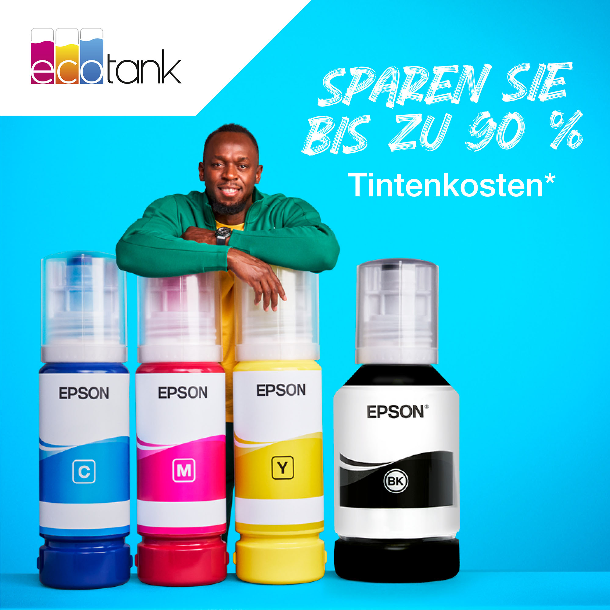 Mann mit grüner Jacke lehnt sich an Epson-Tintenflaschen. Text: Bis zu 90% Tintenkosten sparen.