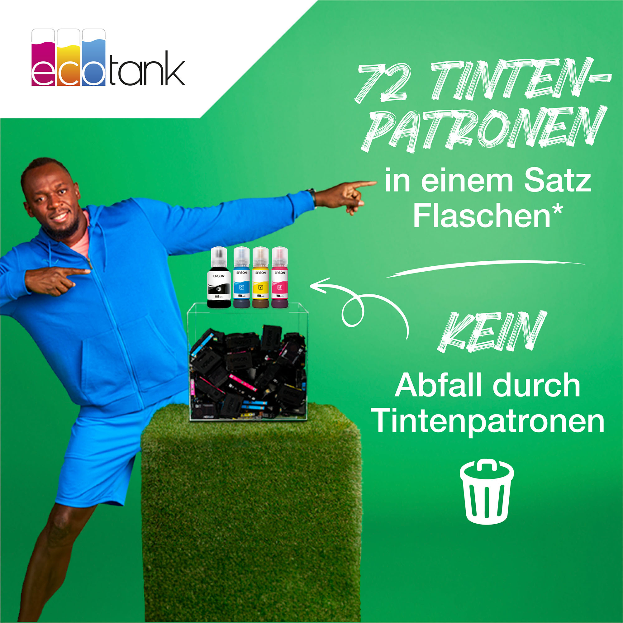 Ein Mann zeigt auf Tintenpatronen und eine Mülltonne neben einer Box.