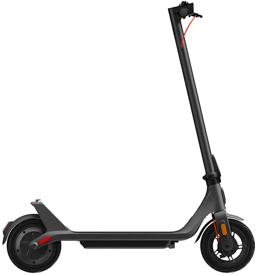 Trottinette électrique grise isolée sur fond blanc.