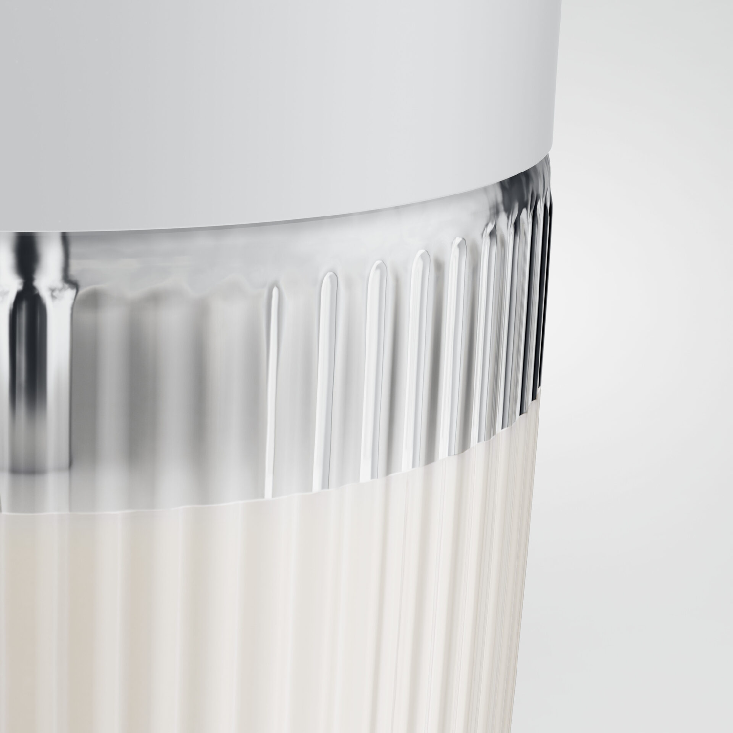 Close-up van een wit en transparant glas, de texturen en materialen tonend.