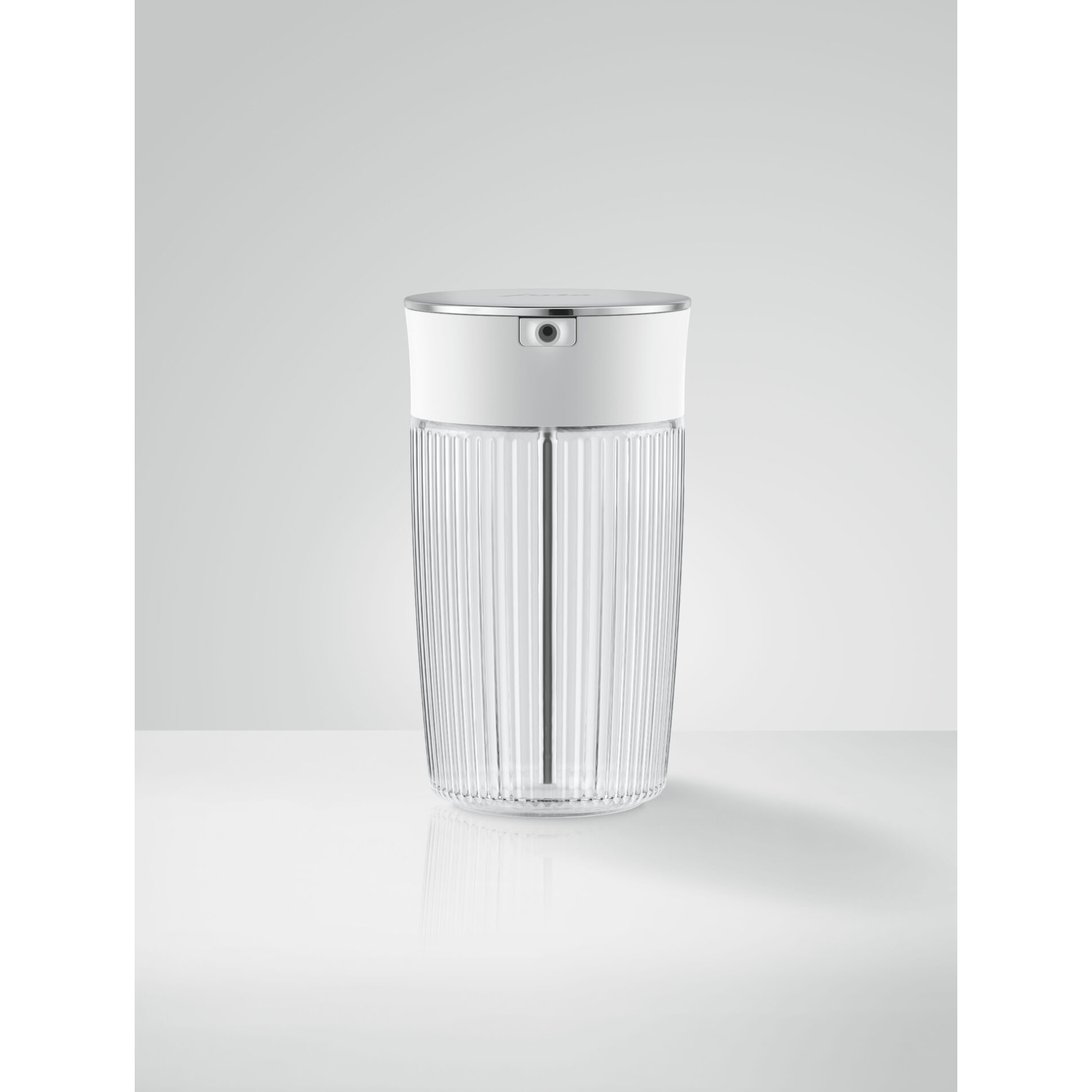 Hoge, witte en glazen blender. Zilveren bovenkant. Schone achtergrond.