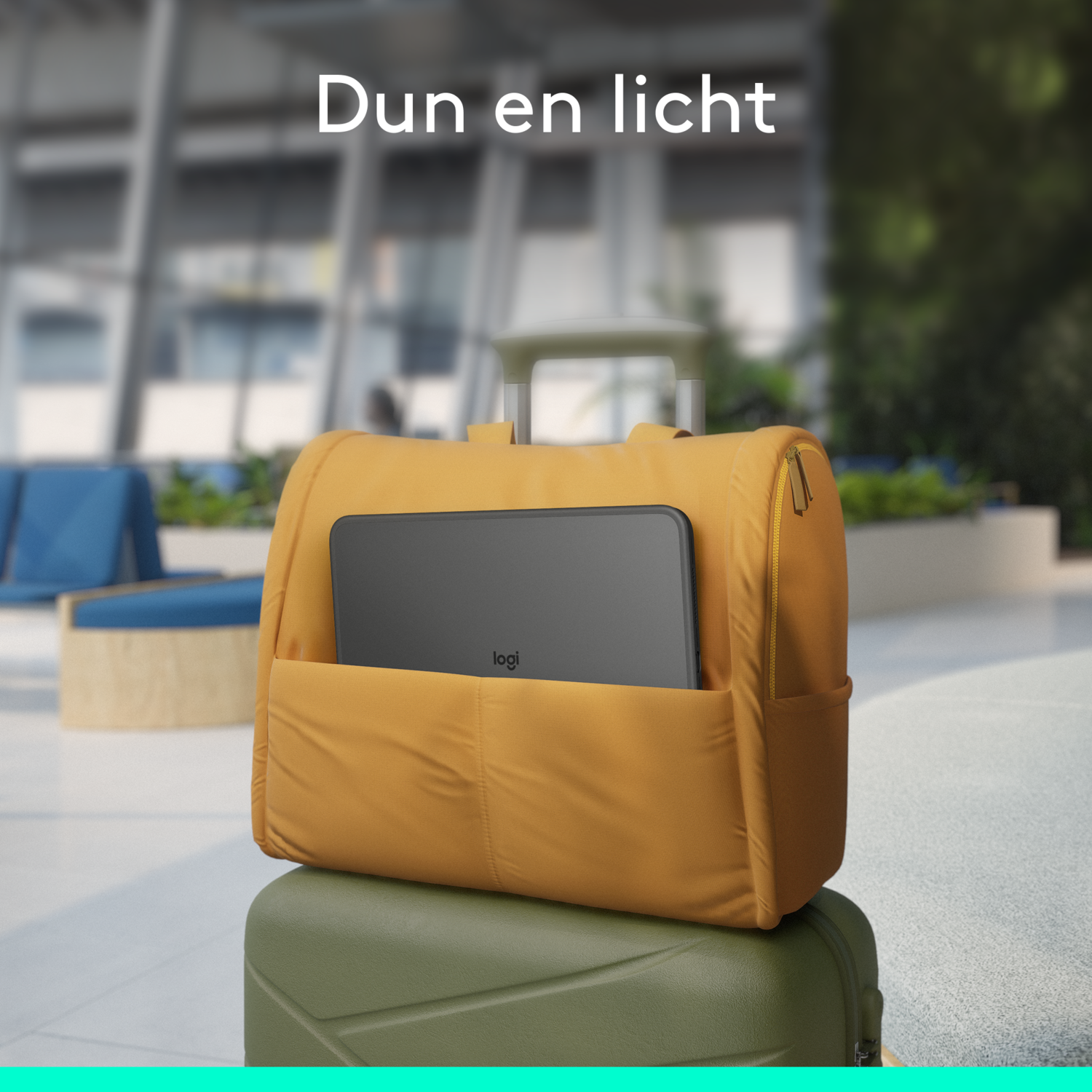 Een mosterdgele rugzak met een tablet in de voorzak op een groene koffer.