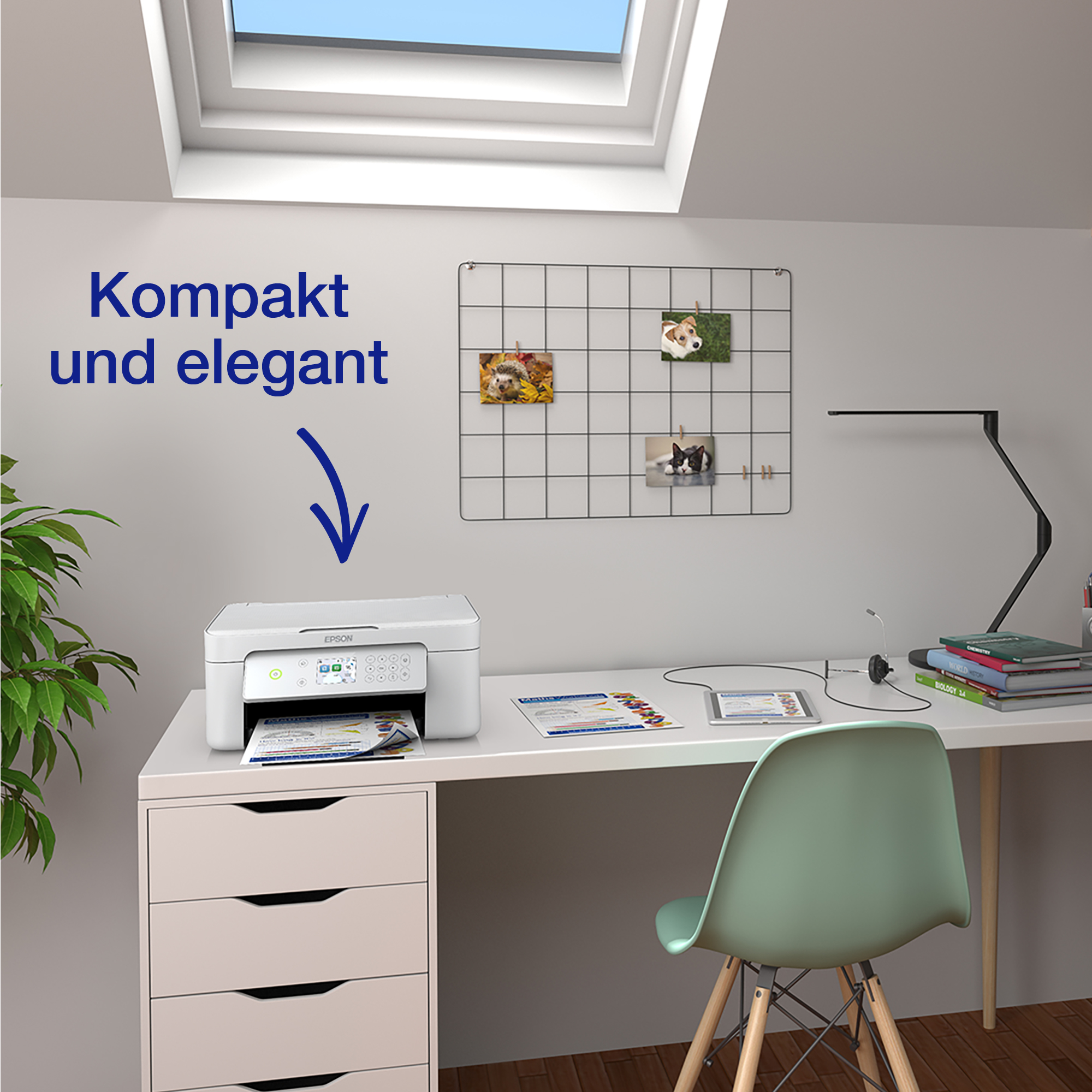 Weißer Drucker auf dem Schreibtisch, Papierausgabe. Ein Schreibtisch mit grünem Stuhl und Bildern an der Wand.