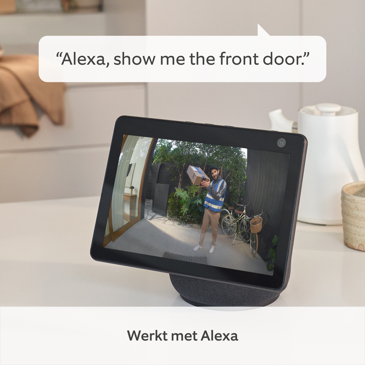 Slim display met Alexa toont een bezorger. Tekst: "Alexa, laat me de voordeur zien."