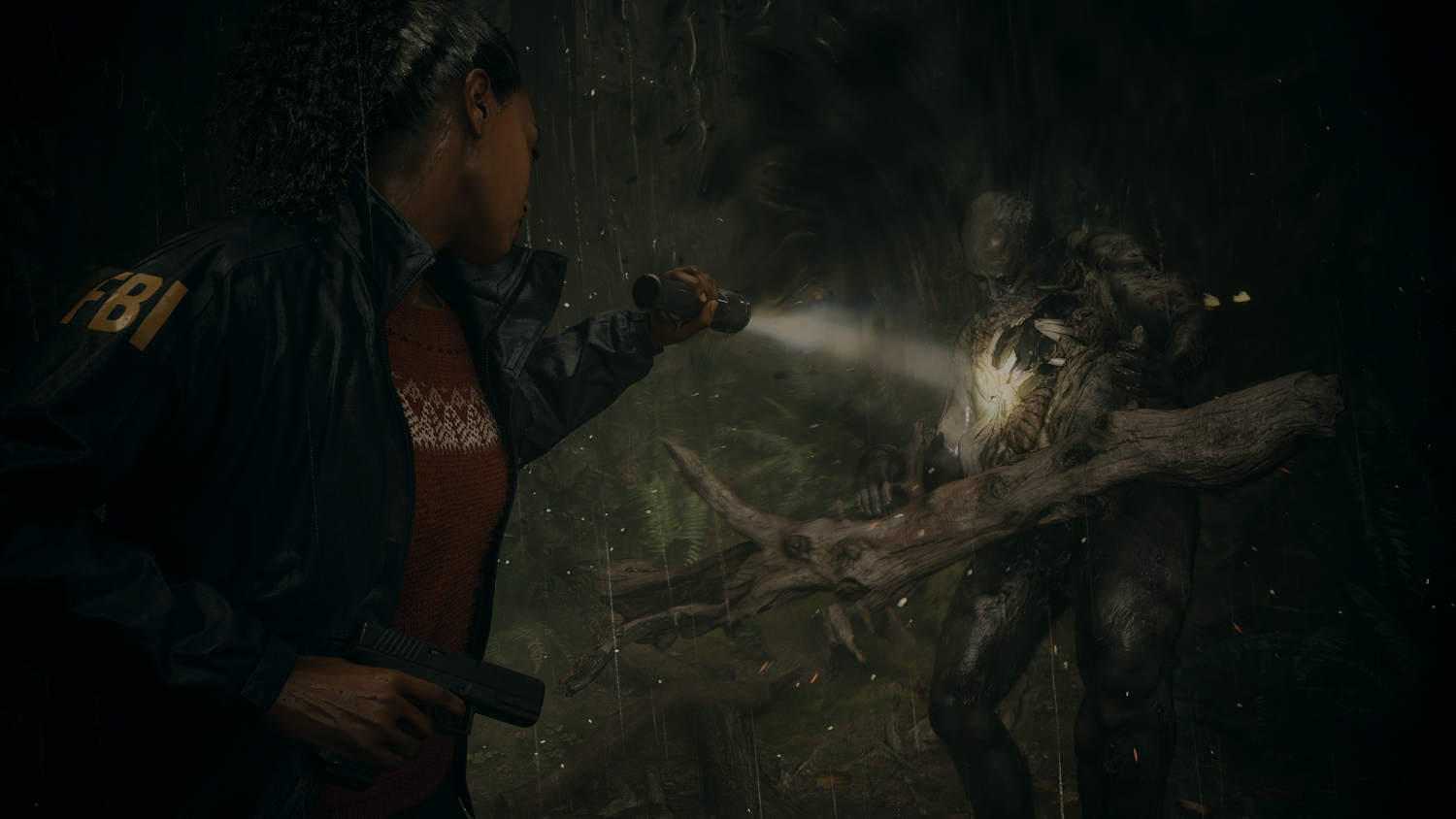 Una escena de un juego con una mujer apuntando una linterna a un monstruo.