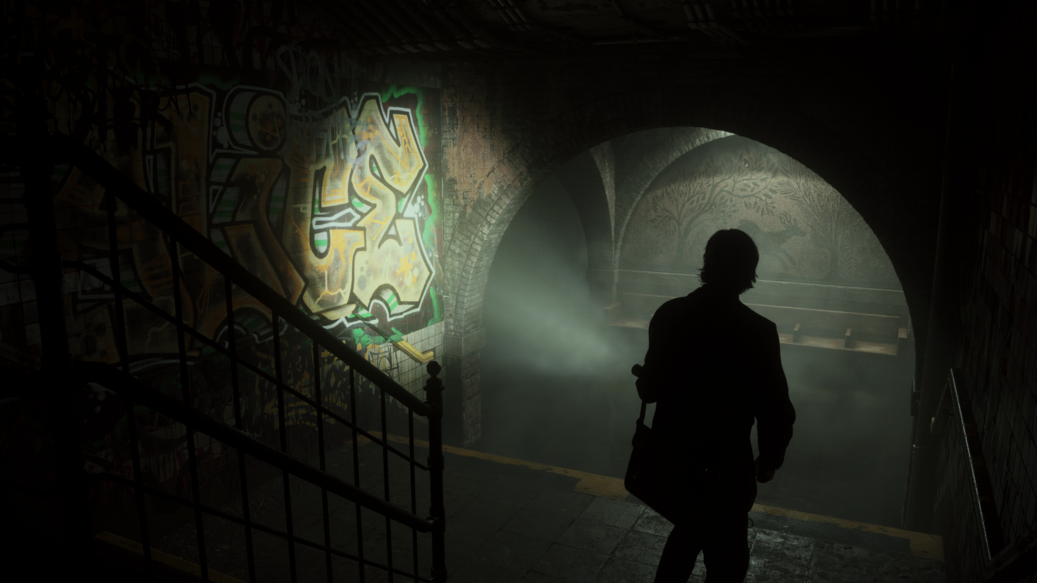 Una persona en un túnel oscuro de metro con graffiti, sosteniendo una linterna y dirigiéndose hacia la luz.