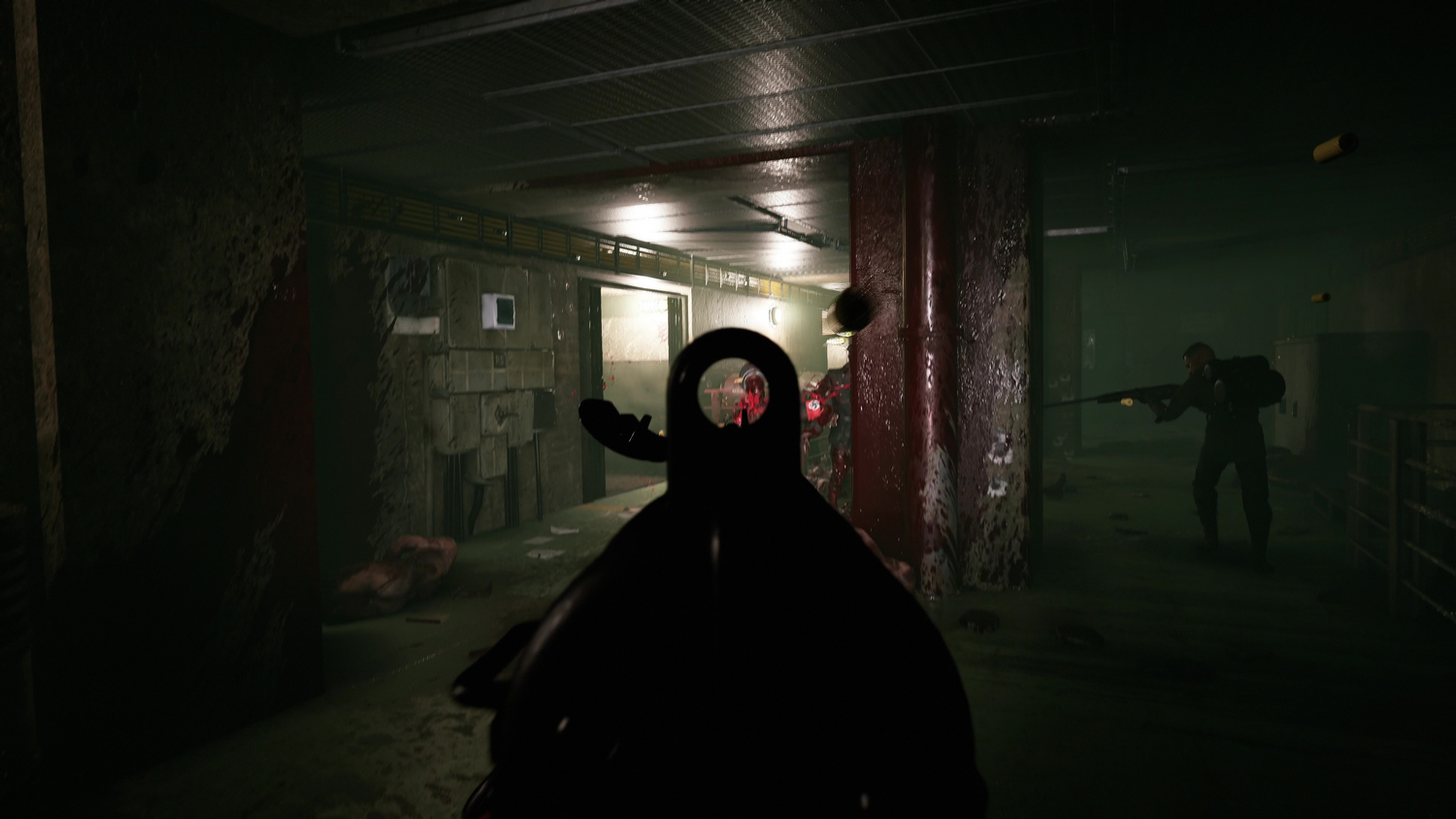 Vista en primera persona de un tirador apuntando por un pasillo con zombis. Entorno oscuro y sombrío.