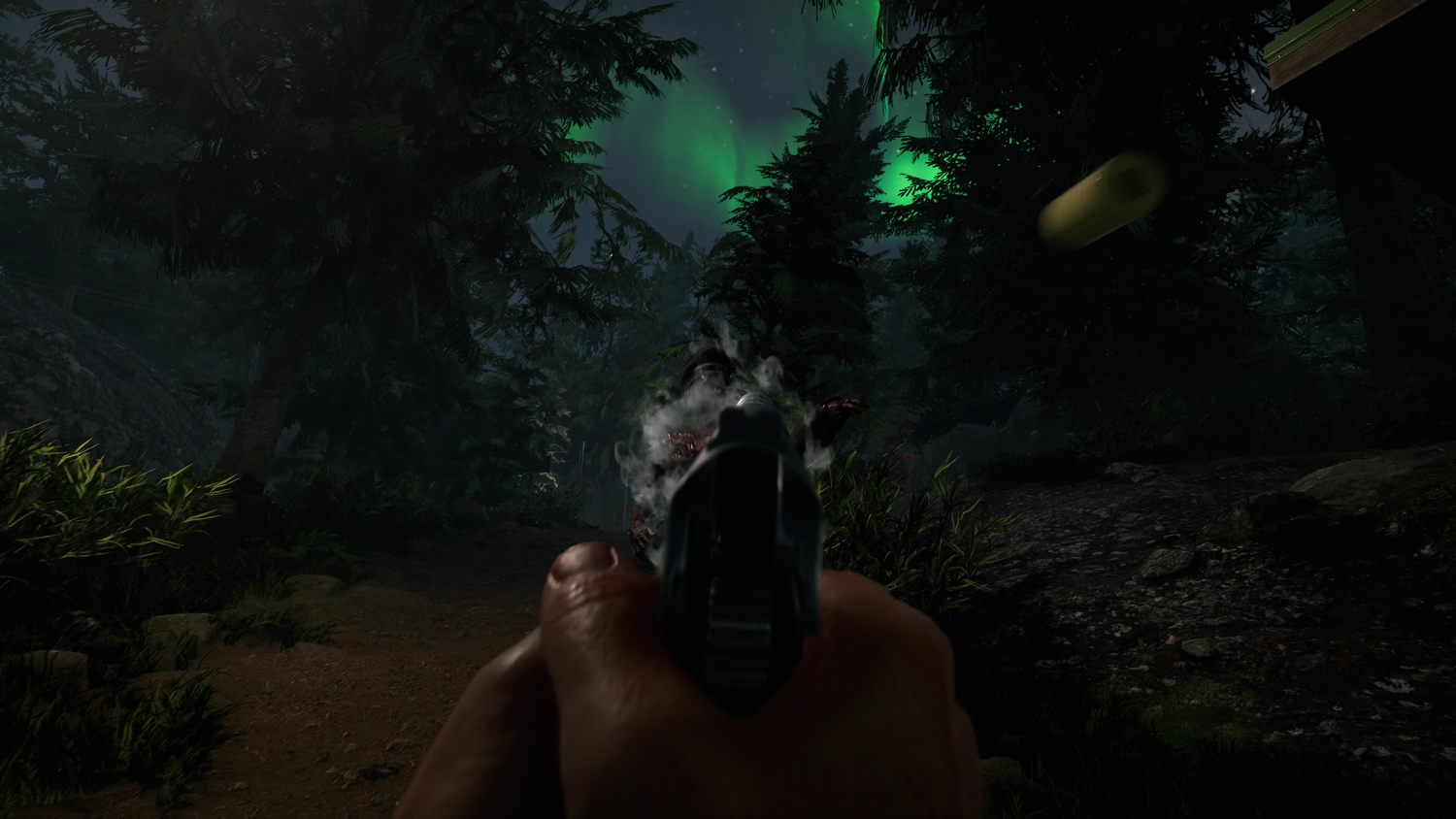 Vista en primera persona de un arma disparando en un bosque, con humo. Luces verdes al fondo.
