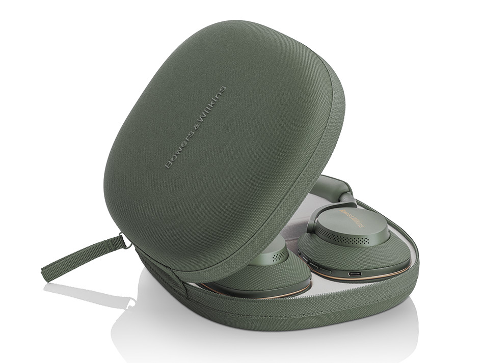 Otwarty zielony futerał na słuchawki Bowers & Wilkins ze słuchawkami w środku.