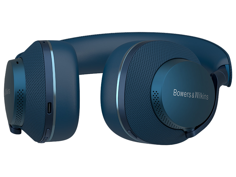Niebieskie słuchawki Bowers & Wilkins z nazwą marki na nauszniku.