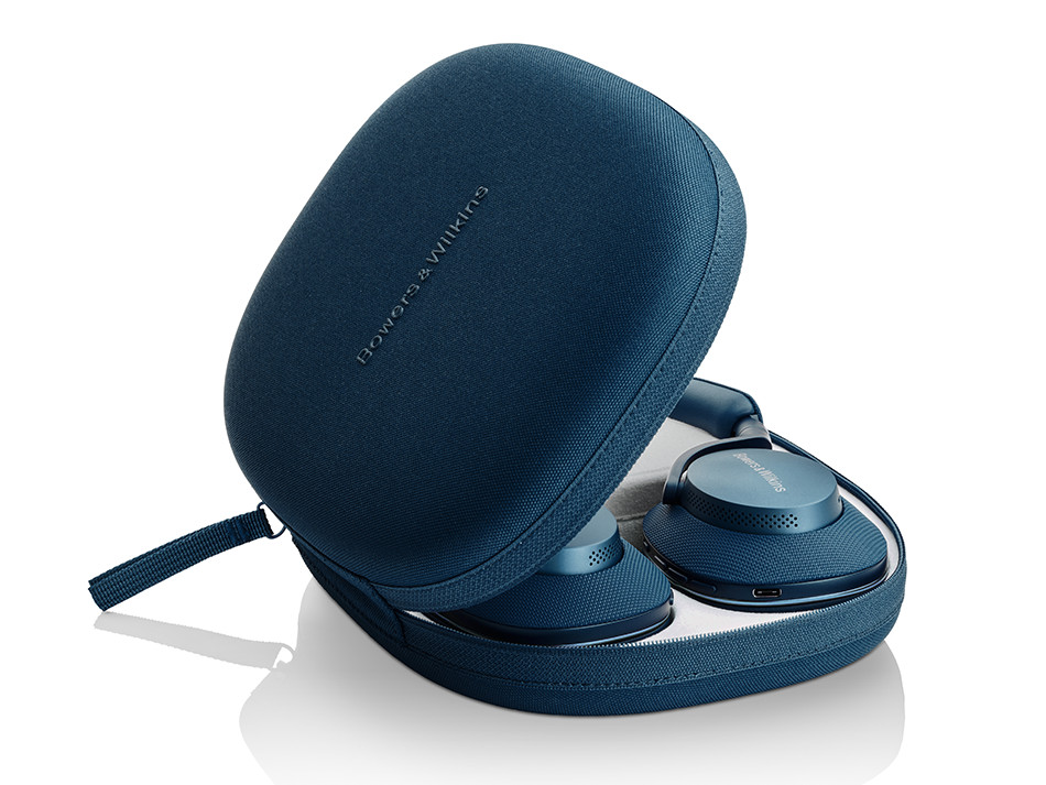 Niebieskie słuchawki Bowers & Wilkins w otwartym niebieskim etui, widoczna nazwa marki.