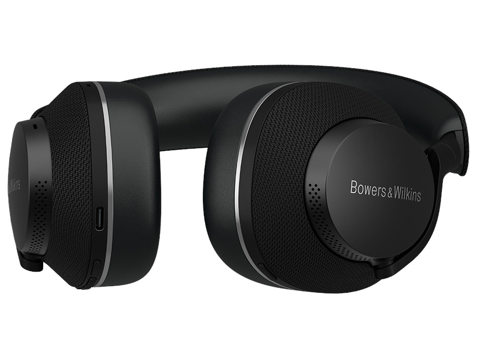 Kobieta w czarnych słuchawkach uśmiecha się, z tekstem powyżej i poniżej.