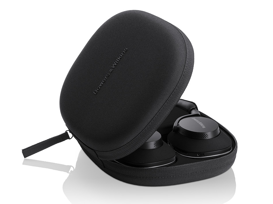 Czarne słuchawki Bowers & Wilkins w otwartym czarnym etui. Słuchawki są widoczne.