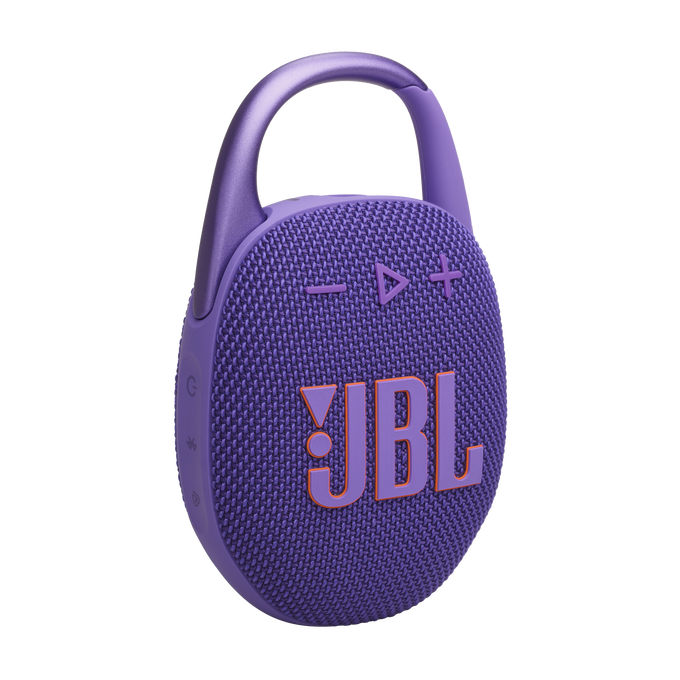 Un altavoz JBL Clip morado. Tiene un clip de mosquetón. El logotipo de JBL es naranja.