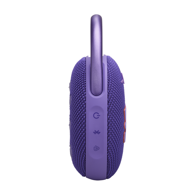 Altavoz portátil morado con asa. Vista lateral, con botones de encendido, bluetooth y volumen.
