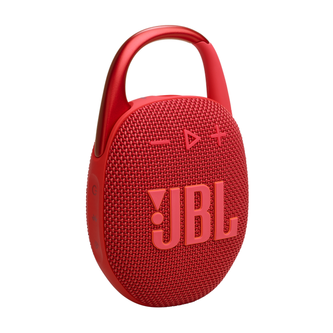 Altavoz JBL portátil rojo con clip y botones de control. Fondo negro.