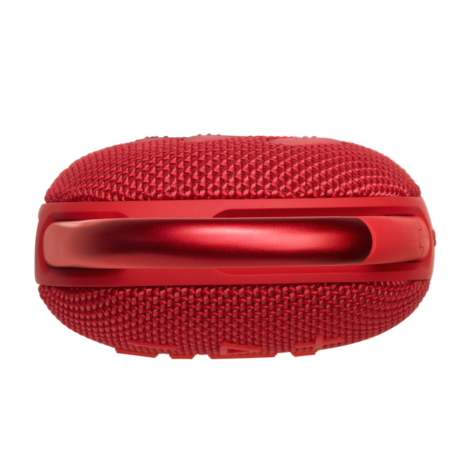 Altavoz rojo y ovalado. Tiene un asa y una textura similar a una rejilla.