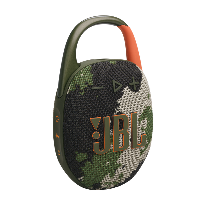 Un altavoz JBL Clip con un patrón de camuflaje, un clip naranja y el logotipo de JBL.