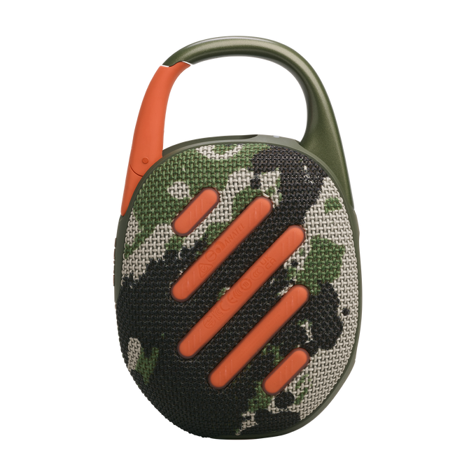 Un pequeño altavoz con patrón de camuflaje y un clip naranja se muestra sobre un fondo blanco.