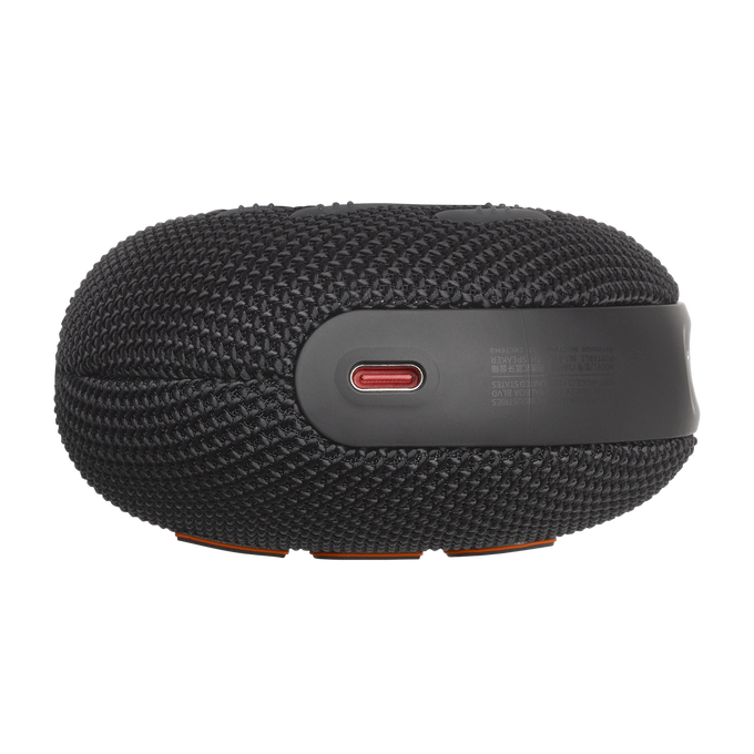 Altavoz portátil negro texturizado con puerto USB-C rojo, aislado sobre fondo blanco.