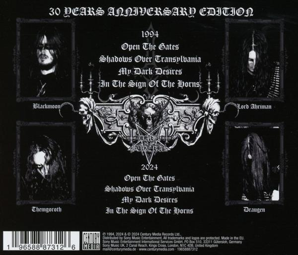 Cover eines Musikalbums. Enthält Bandmitglieder, Text und ein zentrales Emblem.