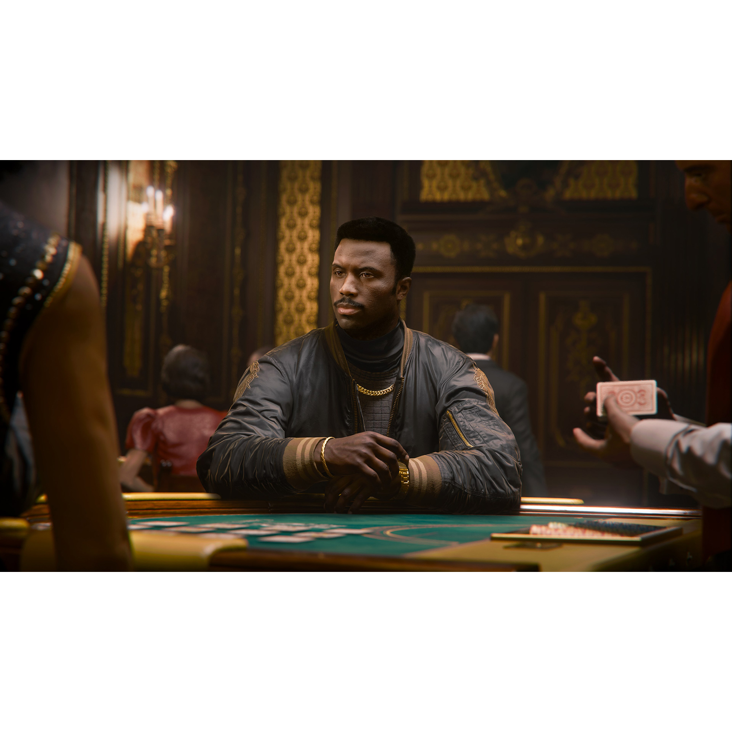 Uomo in un casinò, guarda le carte da gioco. Altre persone sono sullo sfondo.