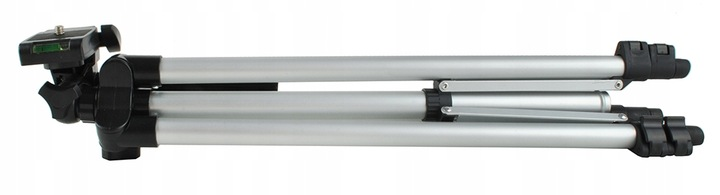 Pokazano srebrny statyw, w pełni rozłożony i gotowy do użycia.