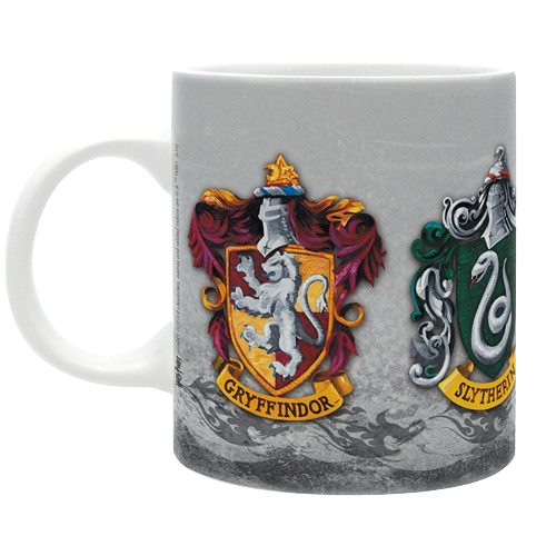 Eine weiße Tasse mit den Wappen von Gryffindor und Slytherin aus Harry Potter auf grauem Hintergrund.