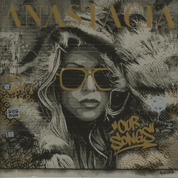 Albumcover zeigt eine Frau in Pelzmantel und Sonnenbrille vor Graffiti-Hintergrund.
