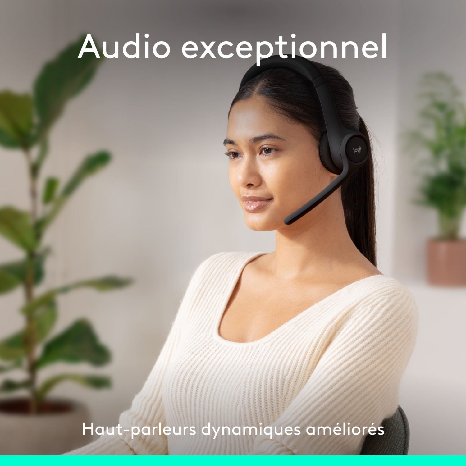 Femme portant un casque noir, avec du texte sur la qualité audio.