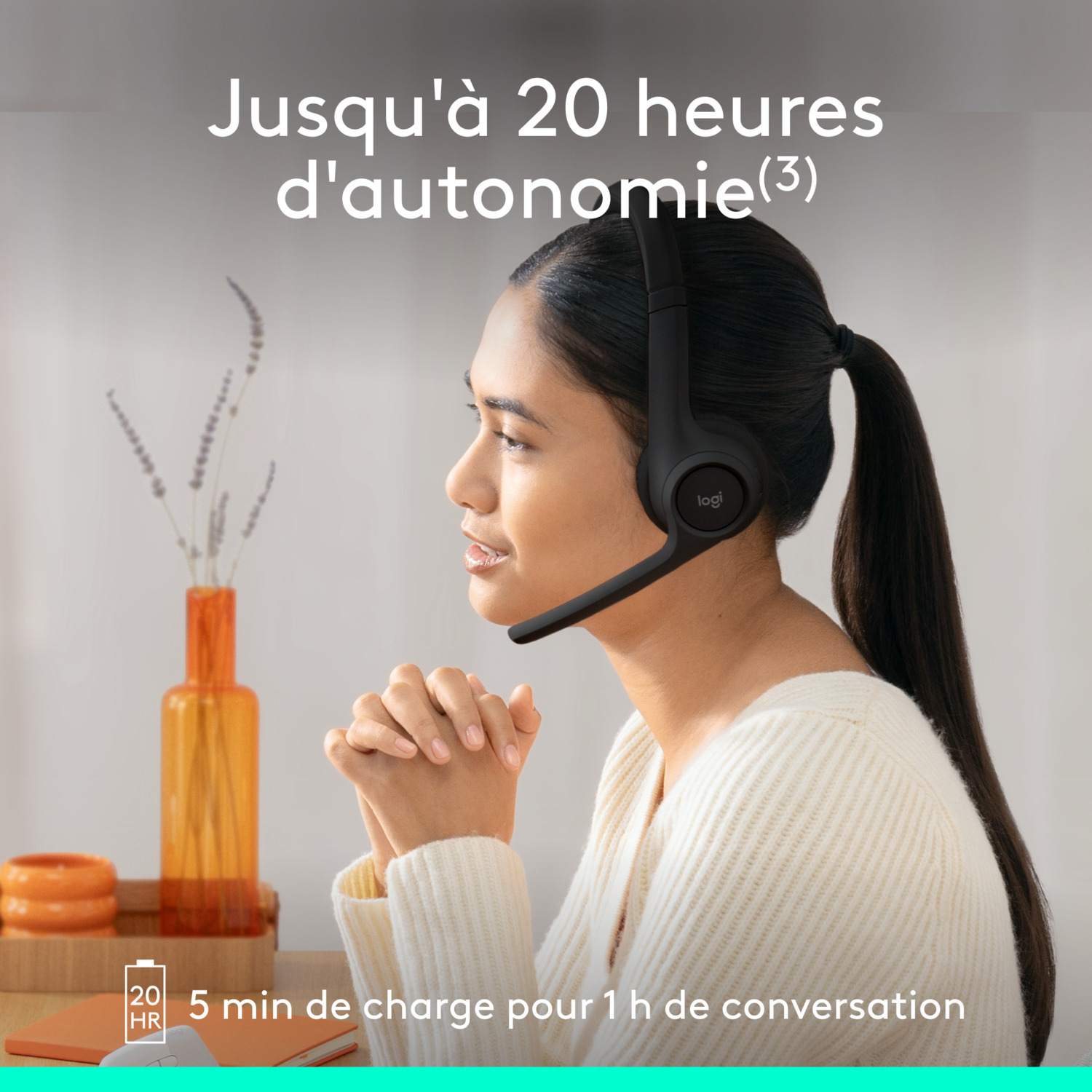 Femme portant un casque noir, avec un texte sur l'autonomie.