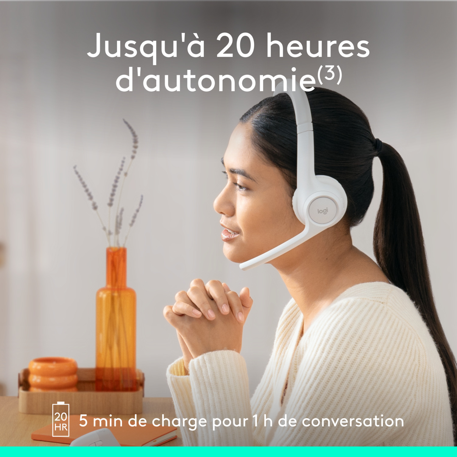 Femme portant un casque blanc. Texte : Jusqu'à 20 heures d'autonomie. 5 min de charge pour 1h de conv.