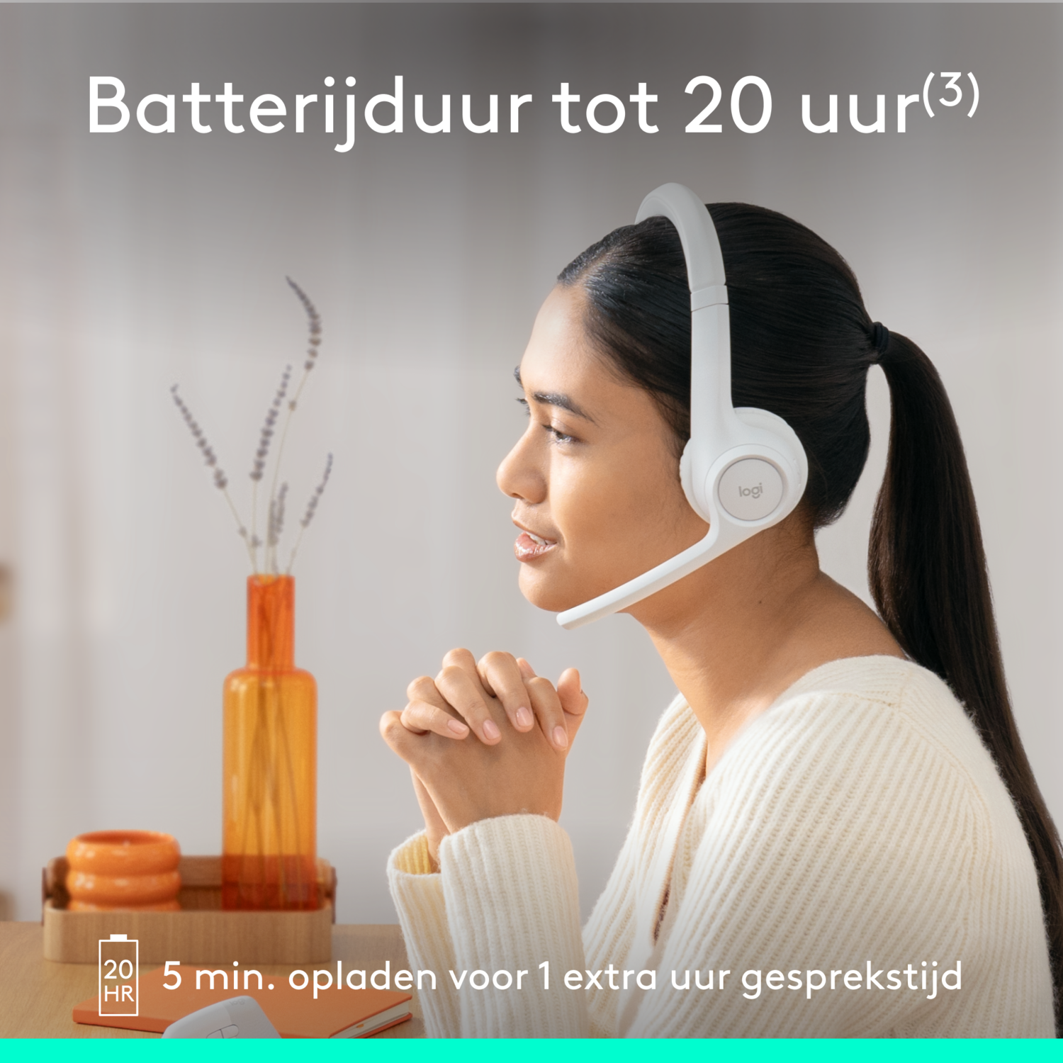 A woman wearing a white headset with a microphone, looking to the left. Text in Dutch.