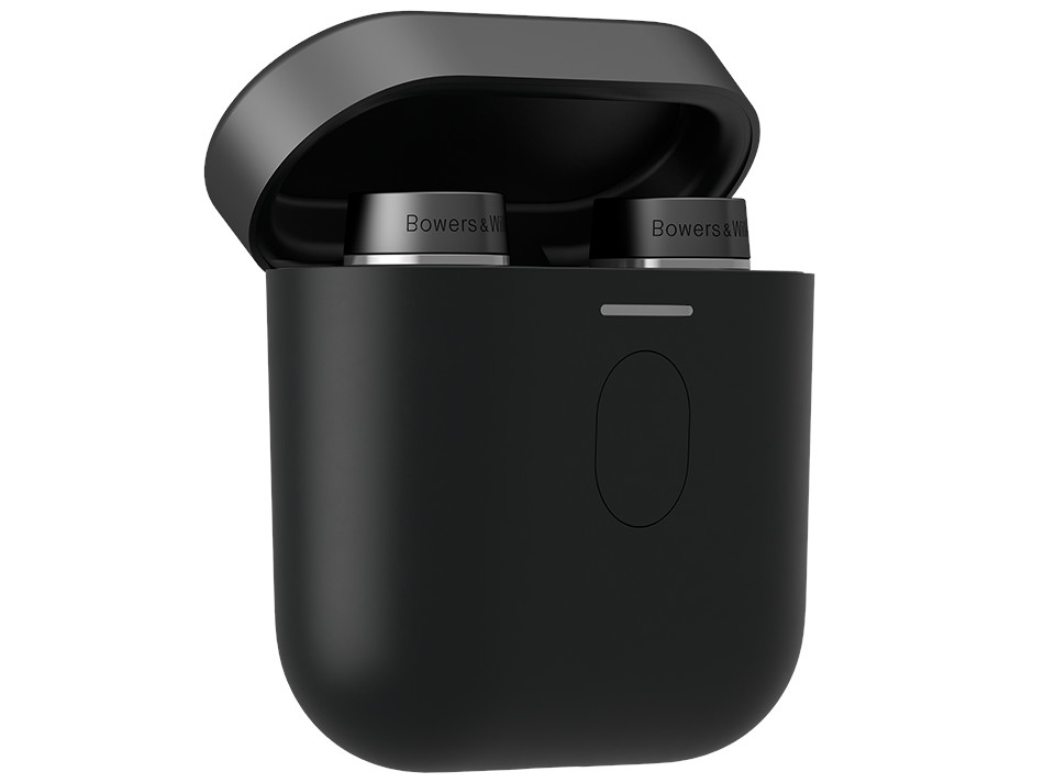 Czarne słuchawki znajdują się w otwartym czarnym etui ładującym. Pokrywa etui jest otwarta, widoczna jest nazwa marki.