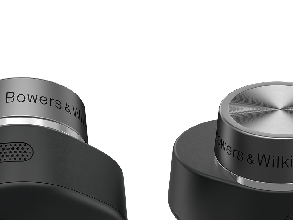 Zbliżenie dwóch czarnych głośników ze srebrnymi logotypami Bowers & Wilkins.