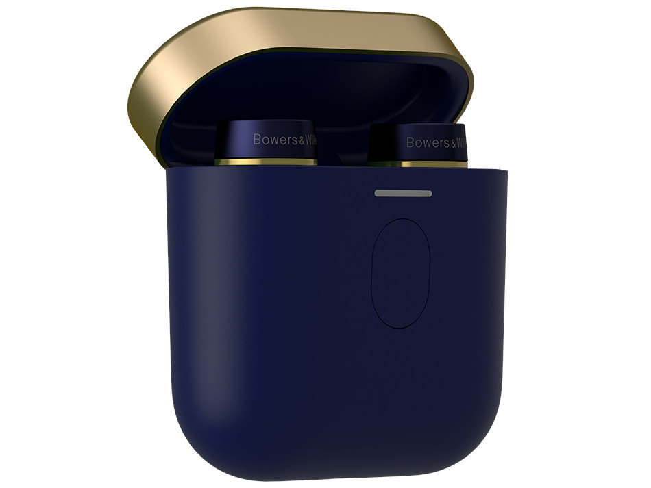 Granatowe słuchawki w otwartym, granatowym etui ładującym ze złotym obramowaniem. Białe tło.