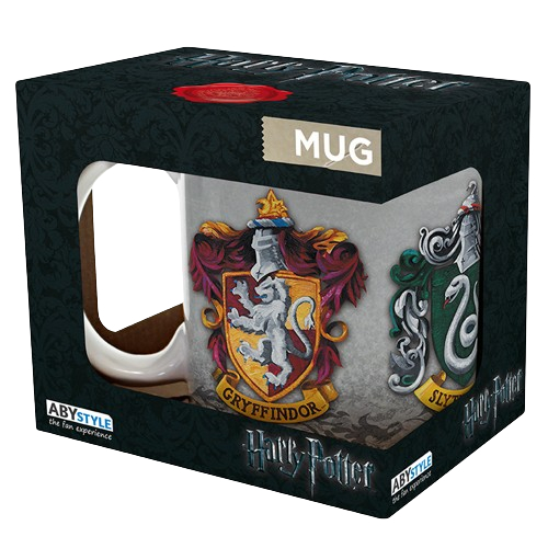 Eine Harry Potter Tasse befindet sich in einer schwarzen Box. Die Tasse zeigt die Wappen von Gryffindor und Slytherin.