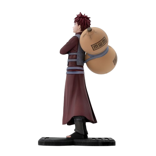 Eine Gaara-Figur aus Naruto, in roter Kleidung mit zwei Sandkürbissen auf dem Rücken, auf einer Basis.