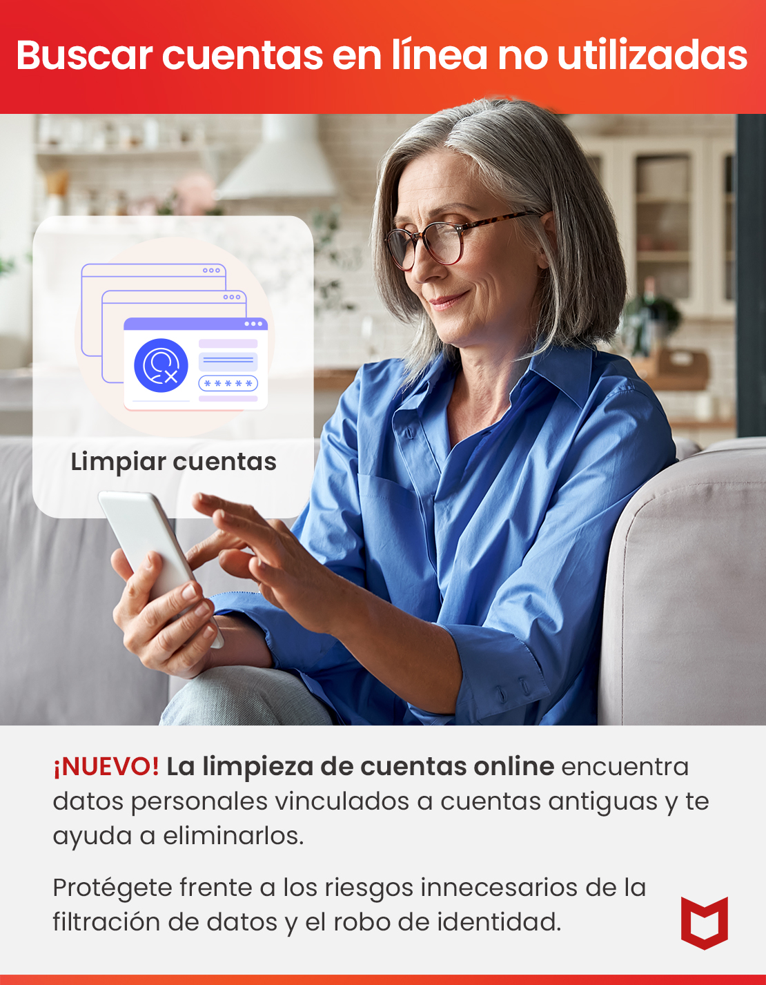 Mujer mayor con gafas está sentada en el sofá usando su móvil.