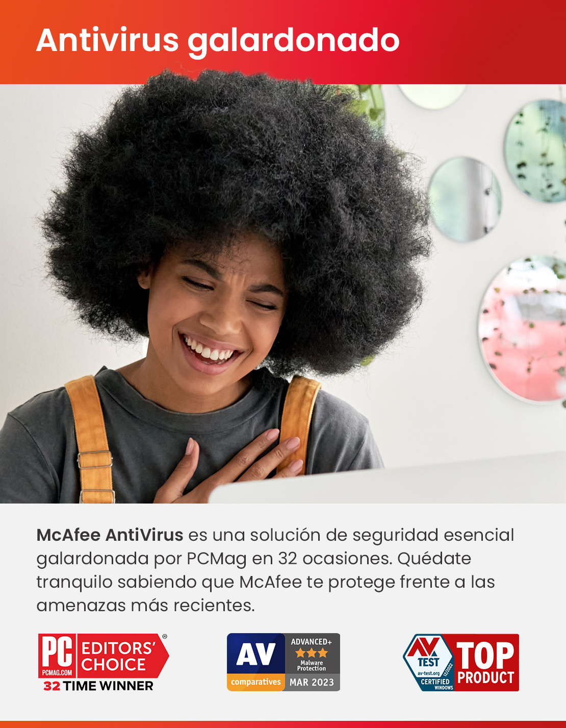 Mujer feliz con gran cabello afro sonríe mirando un portátil, con texto y sellos de premios abajo.