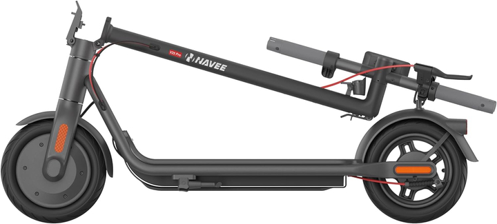 Złożona czarna hulajnoga Navee V25 Pro, z czerwonym kablem i pomarańczowym odblaskiem.