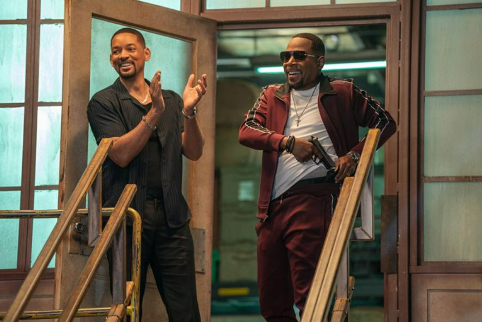 Will Smith und Martin Lawrence auf einer Treppe aus dem Film Bad Boys: Ride or Die.