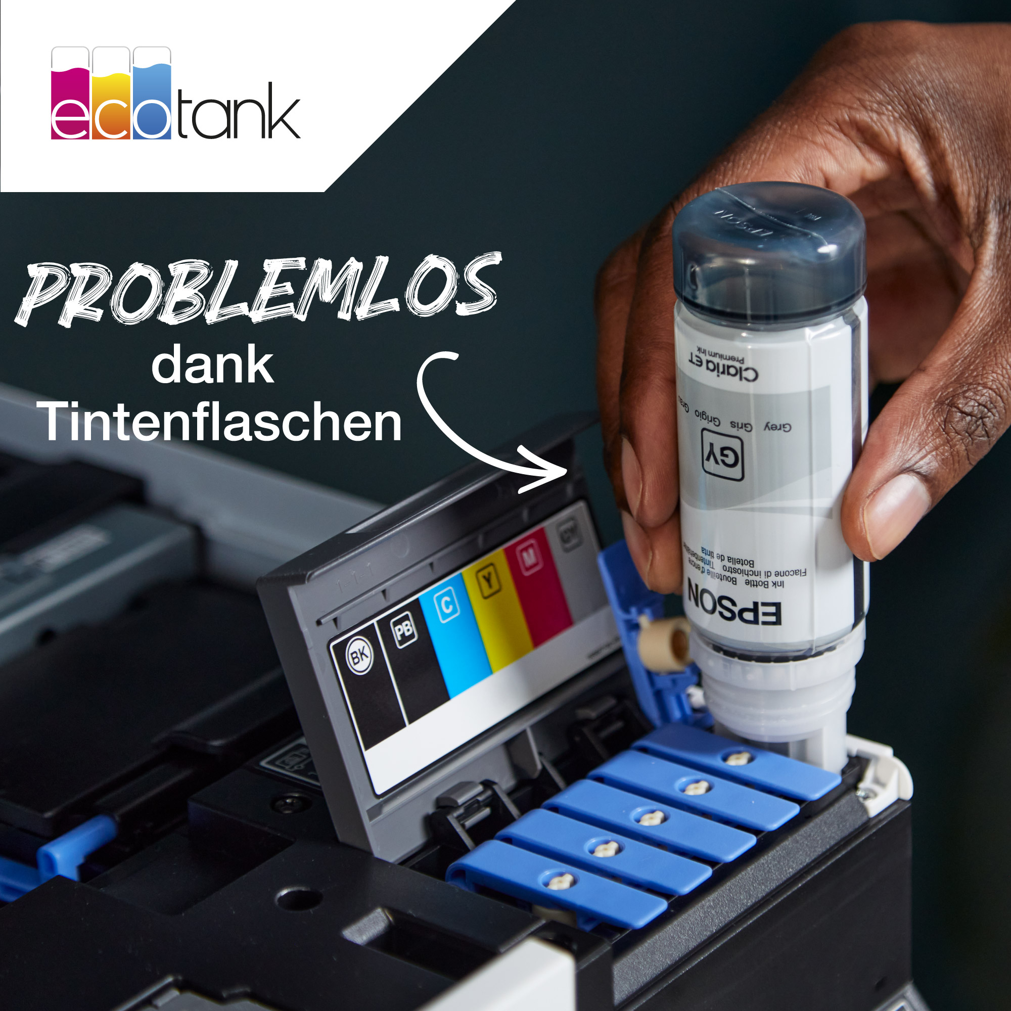 Person befüllt einen Drucker-Tintenbehälter. Die Tintenflasche wird in den Drucker eingesetzt.