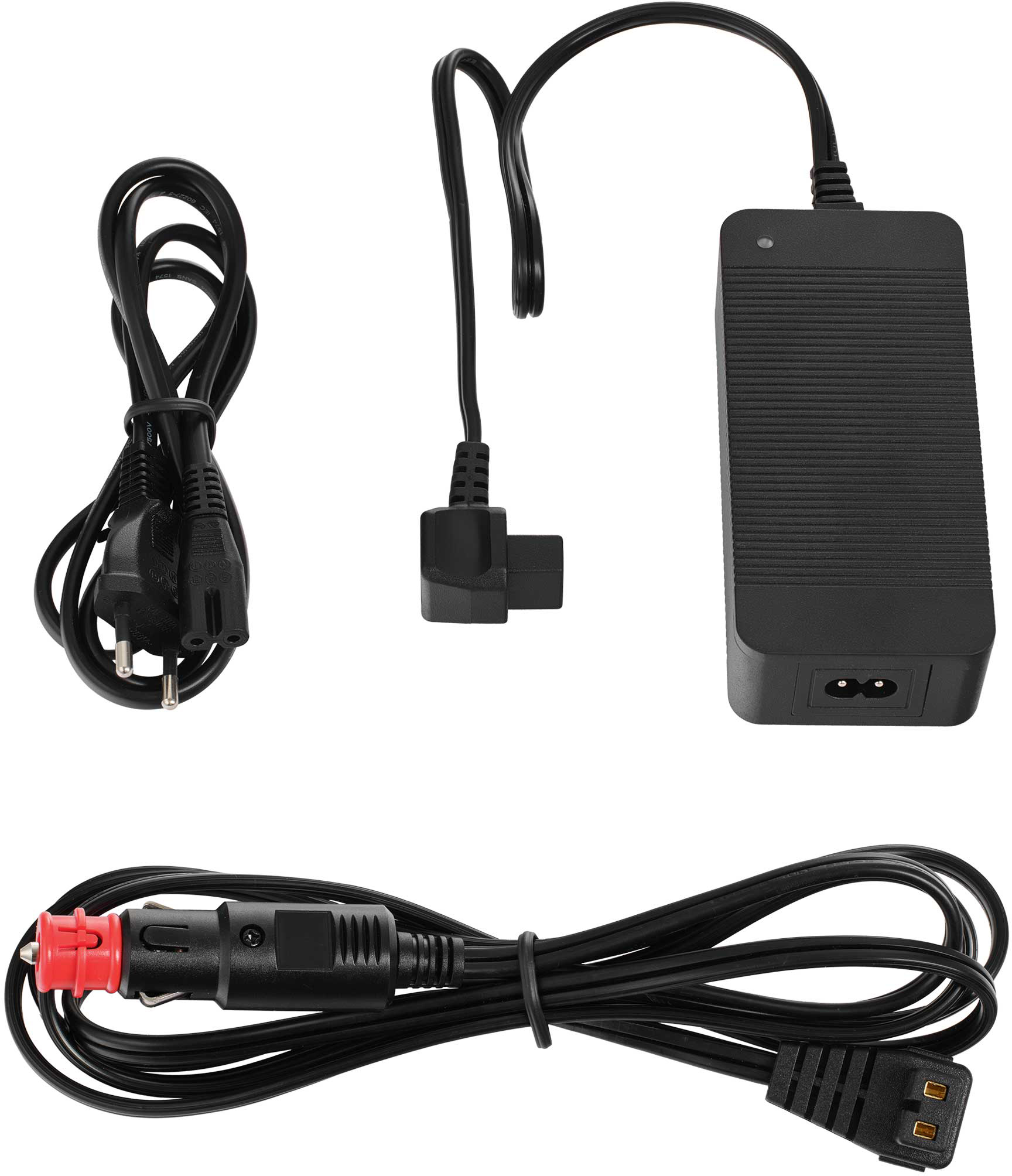 Három hálózati adapter és kábel. Az egyik egy utazó adapter, egy másik autóhoz, egy pedig egy eszközhöz.