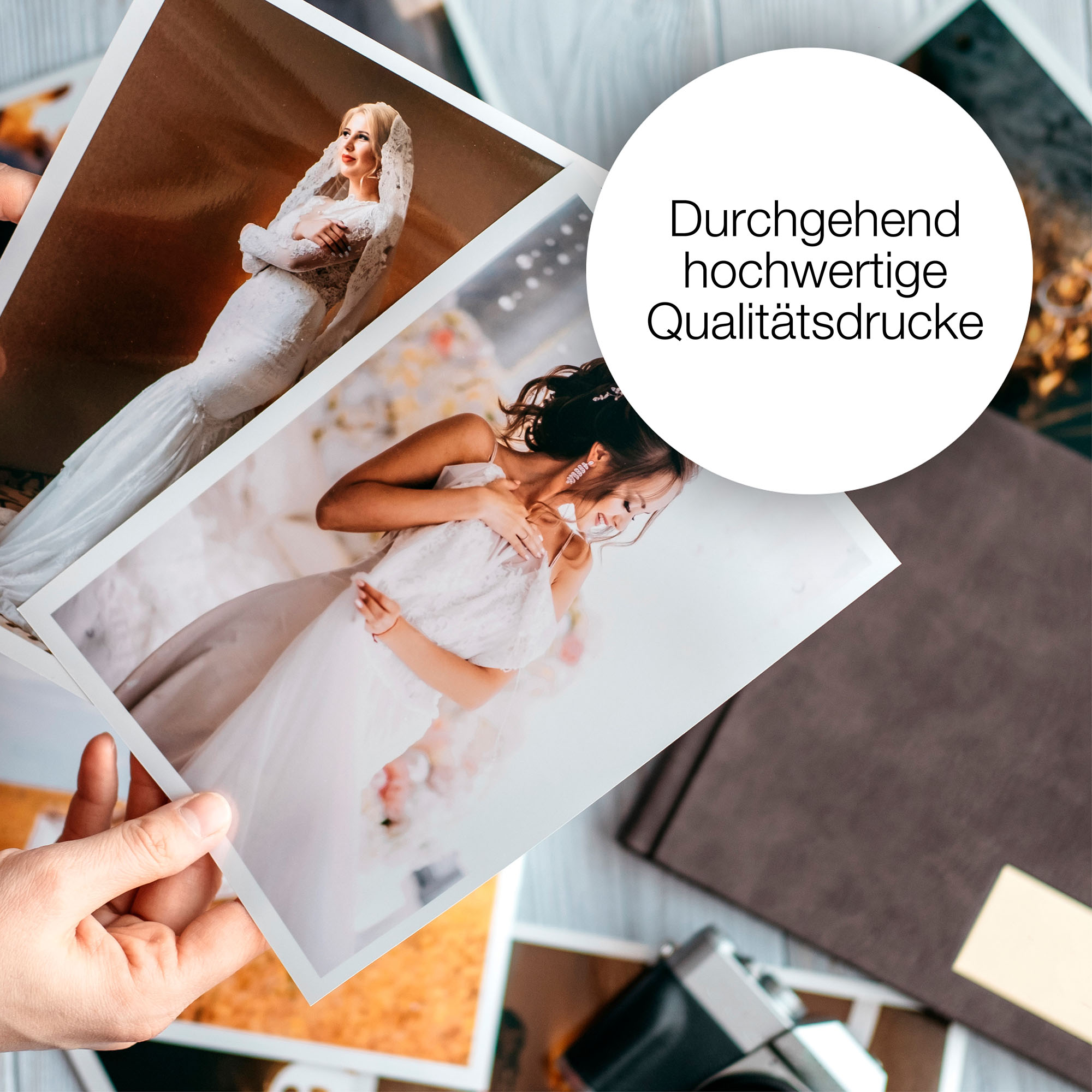 Eine Person hält Fotos einer Braut, mit einer Textblase, die 'hochwertige Drucke' sagt.